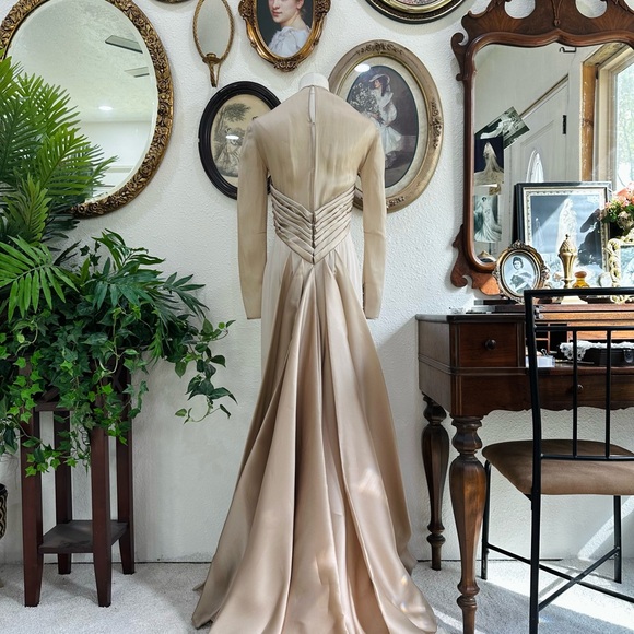 Carolina Herrera Long-Sleeve Cream Evening Gown - Picture 8 of 13